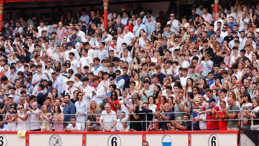 Tendidos de sol del coso santanderino de Cuatro Caminos