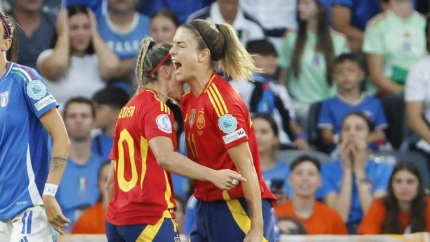 Athenea celebra con Alexia Putellas el 1-1 de España contra Italia