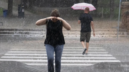 Dos personas caminan bajo una tormenta veraniega en Teruel este mes de julio