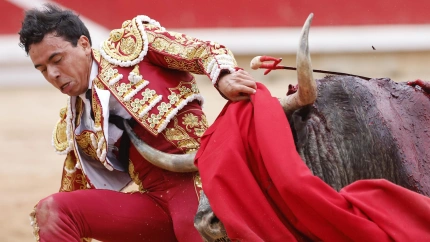 Momento de apuro de Juan de Castilla al primer toro de su lote de José Escolar