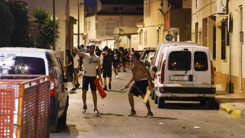 Varias personas durante los altercados en Torre Pacheco, a 12 de julio de 2025, en Torre Pacheco, Murcia