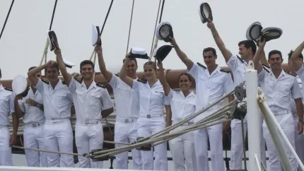 La princesa Leonor a bordo del buque escuela Juan Sebastián de Elcano en su llegada a Marín (Pontevedra) este domingo