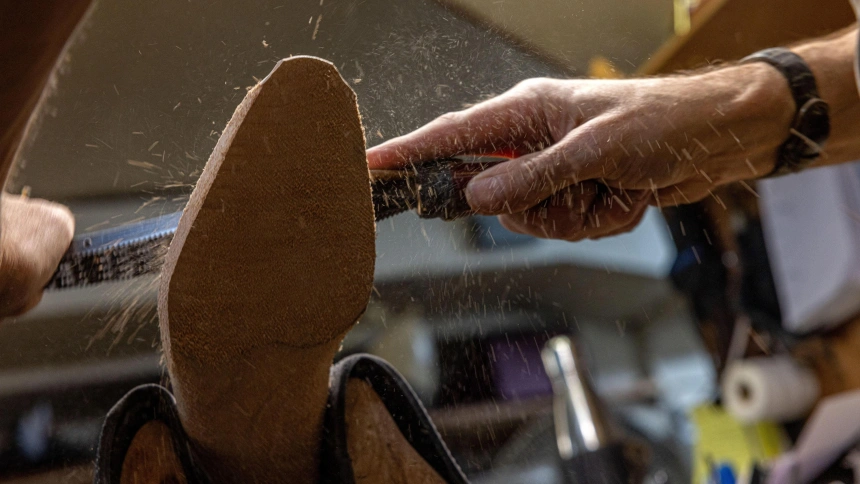 Un zapatero hace desde cero este calzado en su taller