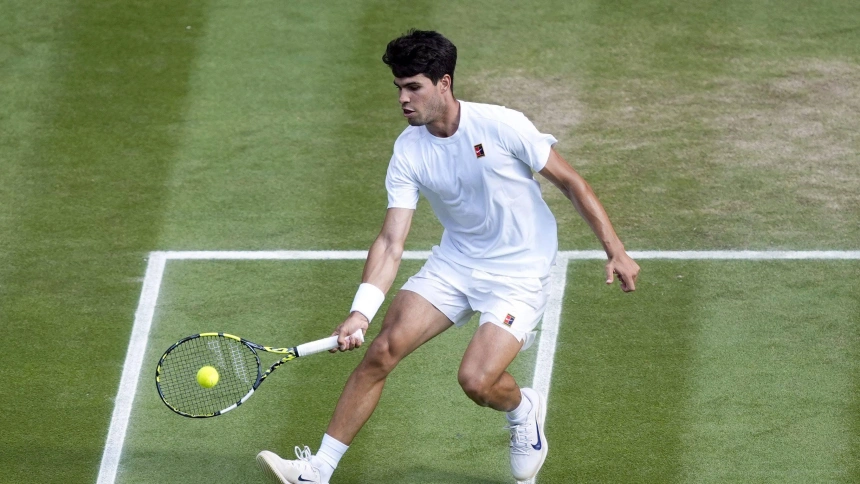 Carlos Alcaraz golpea una pelota durante la final de Wimbledon