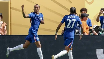 Joao Pedro festeja el gol conseguido ante el PSG