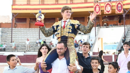 Álvaro Serrano, a hombros este domingo en San Martín de Valdeiglesias