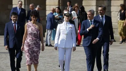 La princesa Leonor, acompañada del presidente gallego, Alfonso Rueda, y la ministra de Inclusión, Seguridad Social y Migraciones, Elma Saiz