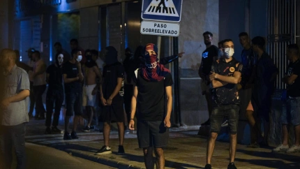 Jóvenes reunidos por la noche en el barrio de San Antonio en Torre Pacheco