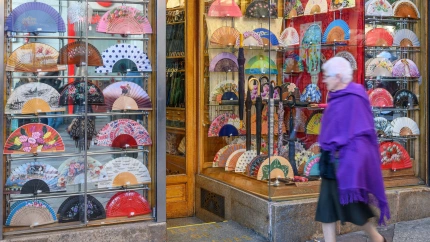 Escaparate de una tienda de abanicos tradicional de Sevilla