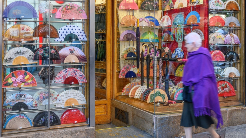 Escaparate de una tienda de abanicos tradicional de Sevilla
