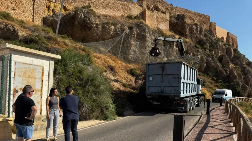 Maquinaria pesada retira la malla de protección de la colina del castillo en el punto por el que se abrirá el acceso