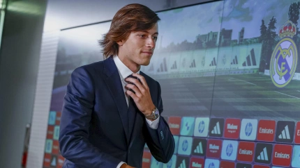 El jugador Álvaro Carreras durante su presentación oficial como nuevo jugador del Real Madrid,este martes en la Ciudad Deportiva de Valdebebas