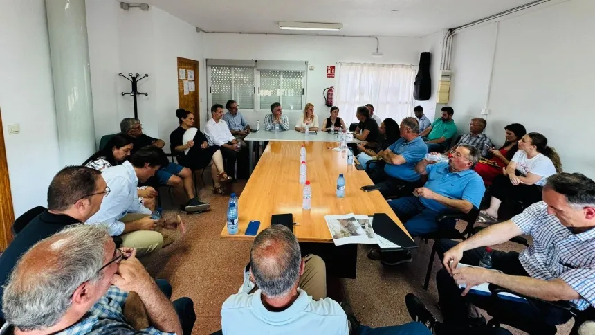 Imagen de la reunión entre vecinos y técnicos de Adif, con la delegada del Gobierno y el alcalde entre los asistentes