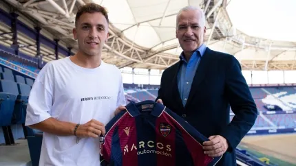 Olasagasti junto con el presidente del Levante