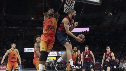 Darius Thompson da una asistencia ante Valencia Basket cuando jugaba en Baskonia