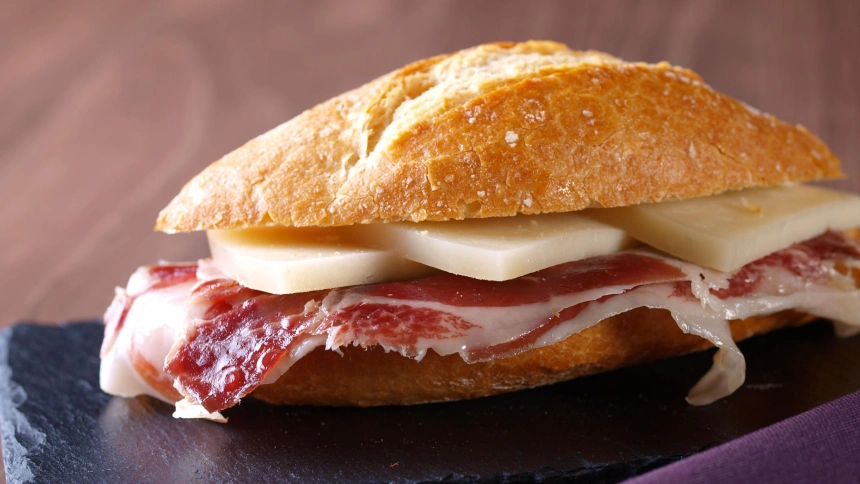 bocadillo de jamón y queso