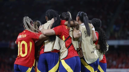 Las jugadoras de la selección española femenina celebran un gol