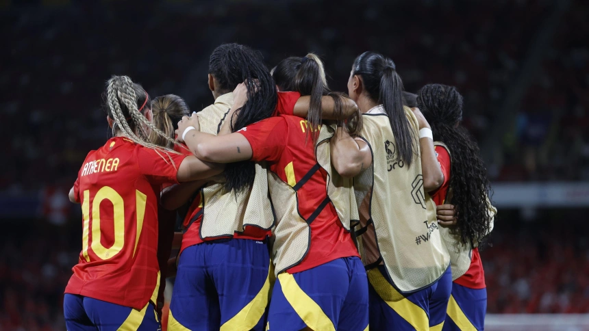 Las jugadoras de la selección española femenina celebran un gol