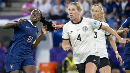 La jugadora alemana Kathrin Hendrich tira del pelo a su rival francesa Mbock Bathy