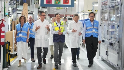 Juanma Moreno visita la factoría de Valeo en Martos y destaca su liderazgo en innovación y automoción