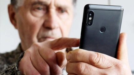 Un hombre mayor utilizando un smartphone