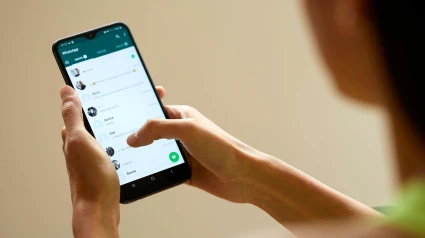 Mujer joven usando WhatsApp.
