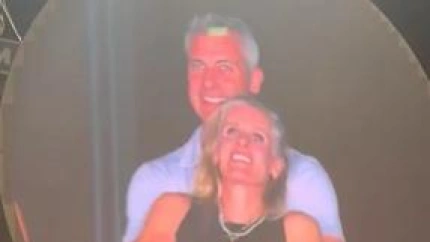 Momento en el que la pareja aparece en las pantallas del concierto