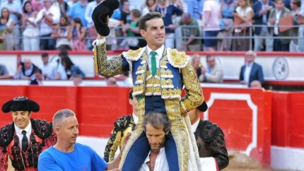 Fernando Adrián, en su salida a hombros este lunes en Santander