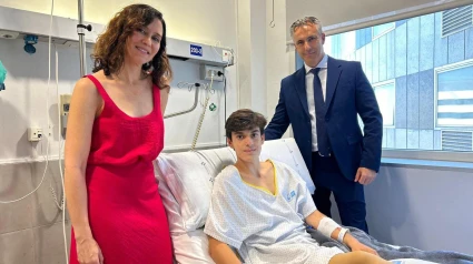 Isabel Díaz Ayuso y el consejero Carlos Novillo junto al novillero Sergio Rollón
