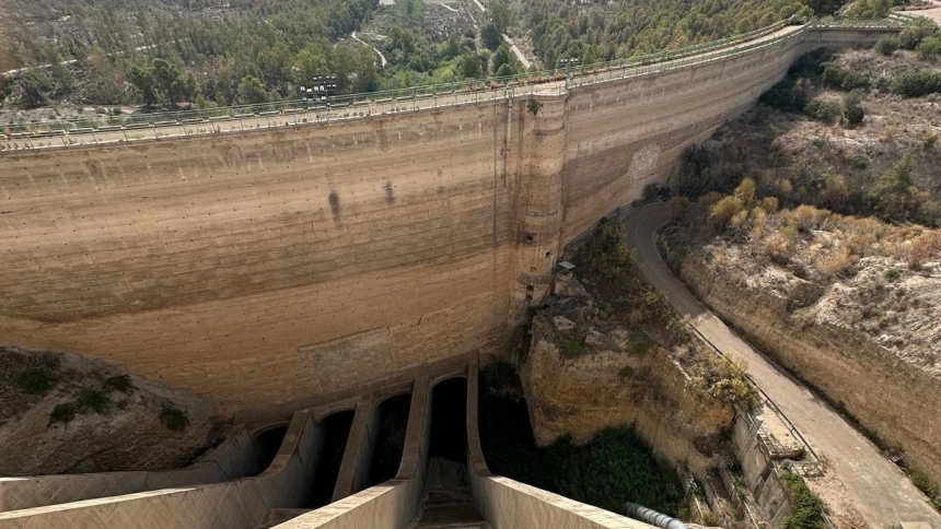 Elementos de desembalse del pantano de Puentes en Lorca
