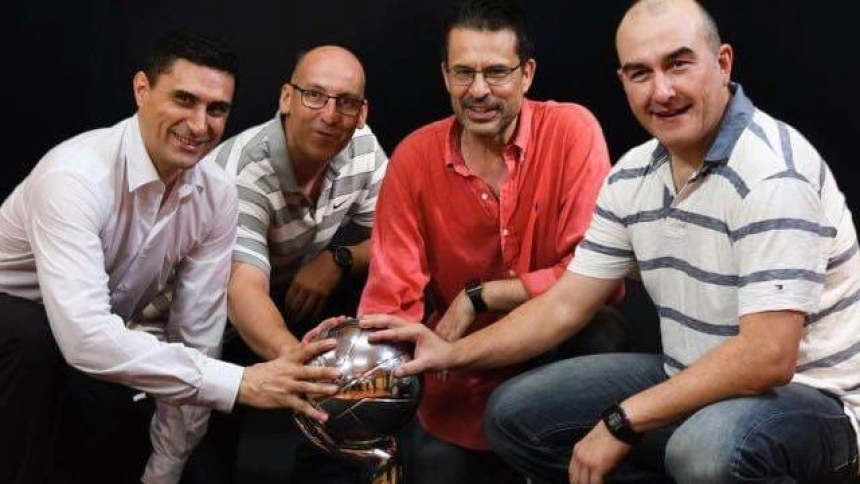 Ángel Cepeda, a la derecha de Pedro Martínez, con el título de campeones de Liga ACB