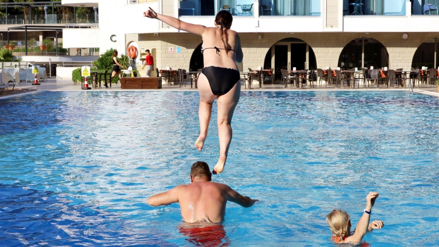 Una mujer saltando a la piscina