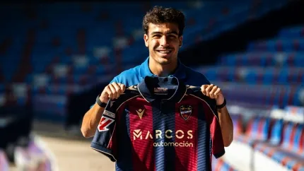 Manu Sánchez, con la camiseta granota