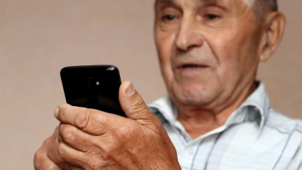 Un hombre mayor utilizando un teléfono móvil