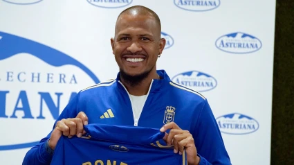 Salomón Rondón posa con la camiseta del Real Oviedo