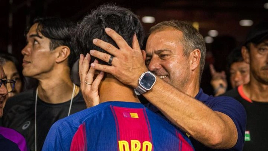 Hansi Flick felicita a Dro tras su gol ante el Vissel Kobe