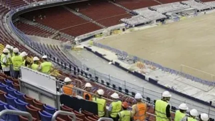 Los técnicos haciendo las pruebas en el Spotify Camp Nou