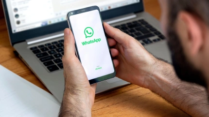 Logo de WhatsApp en la pantalla de un teléfono móvil