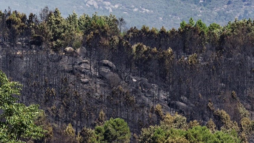 Un helicóptero de los bomberos trata de controlar el fuego declarado este martes por Mombentrán, Ávila. Un total de 101 militares y 47 medios de la Unidad Militar de Emergencias (UME) se encuentran desplegados actualmente en el Barranco de las Cinco Villas por el incendio que se declaró en la noche del lunes en esta zona del sur de la provincia de Ávila