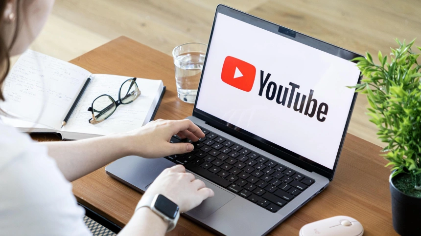 Aplicación de YouTube con el logo en la pantalla de un ordenador portátil