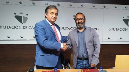 Firma del convenio entre la Diputación de Cáceres y el Colegio de Médicos de Cáceres.