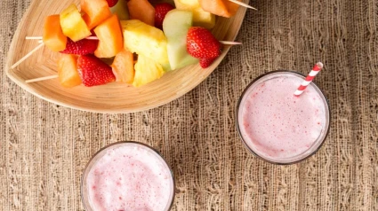 Batidos de fresa y brochetas de frutas