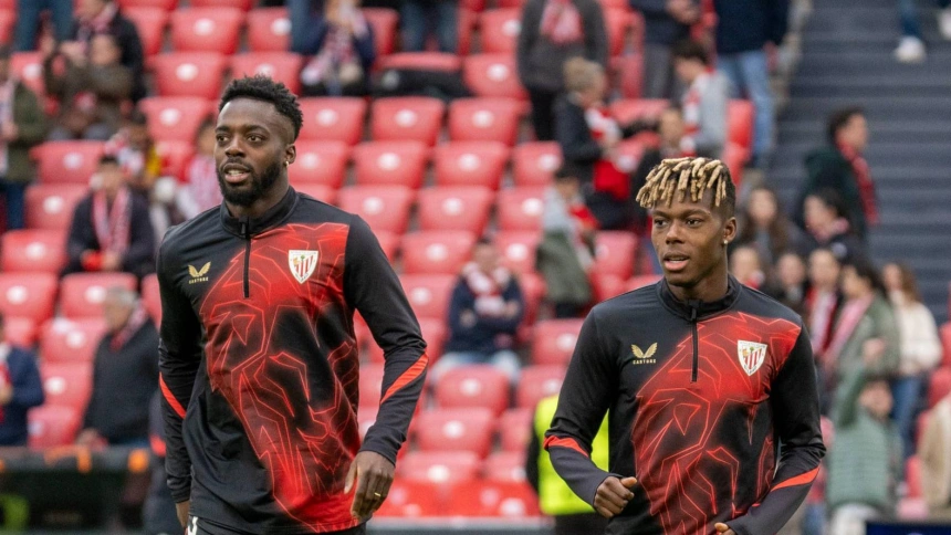 Iñaki y Nico Williams calientan antes de un partido del Athletic