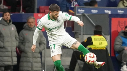 Carles Pérez controla el balón en un partido con el Getafe
