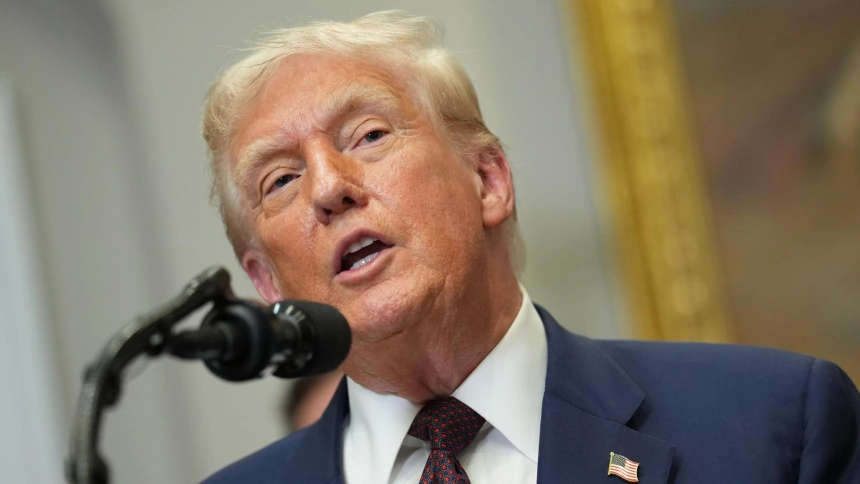 El presidente de Estados Unidos, Donald Trump, habla durante una ceremonia de firma de una orden ejecutiva en la Sala Roosevelt de la Casa Blanca en Washington.