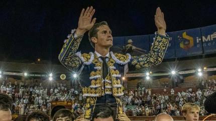 Daniel Luque en su salida a hombros este sábado en Huelva