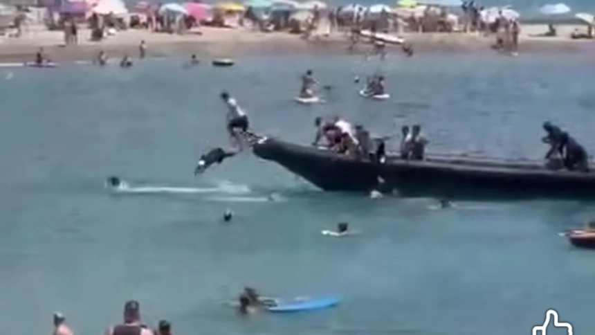 Diez inmigrantes marroquíes llegan a la orilla de la playa el Sotillo de Castell de Ferro ante el asombro de los bañistas