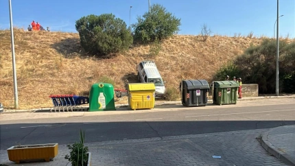 Un coche cae por un terraplen en Francisco Vighi tras intentar evitar a una persona tendida en la calzada