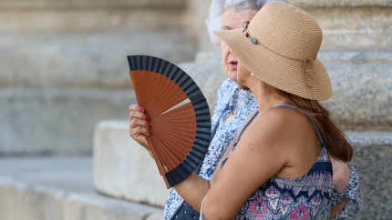 Una mujer se abanica durante la ola de calor