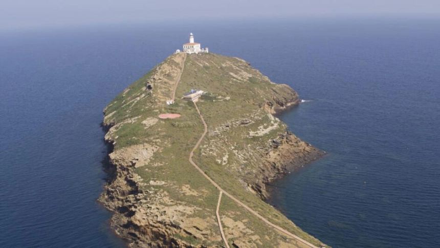 El faro de las Islas Columbretes sirve para la investigación científica de la reserva marina